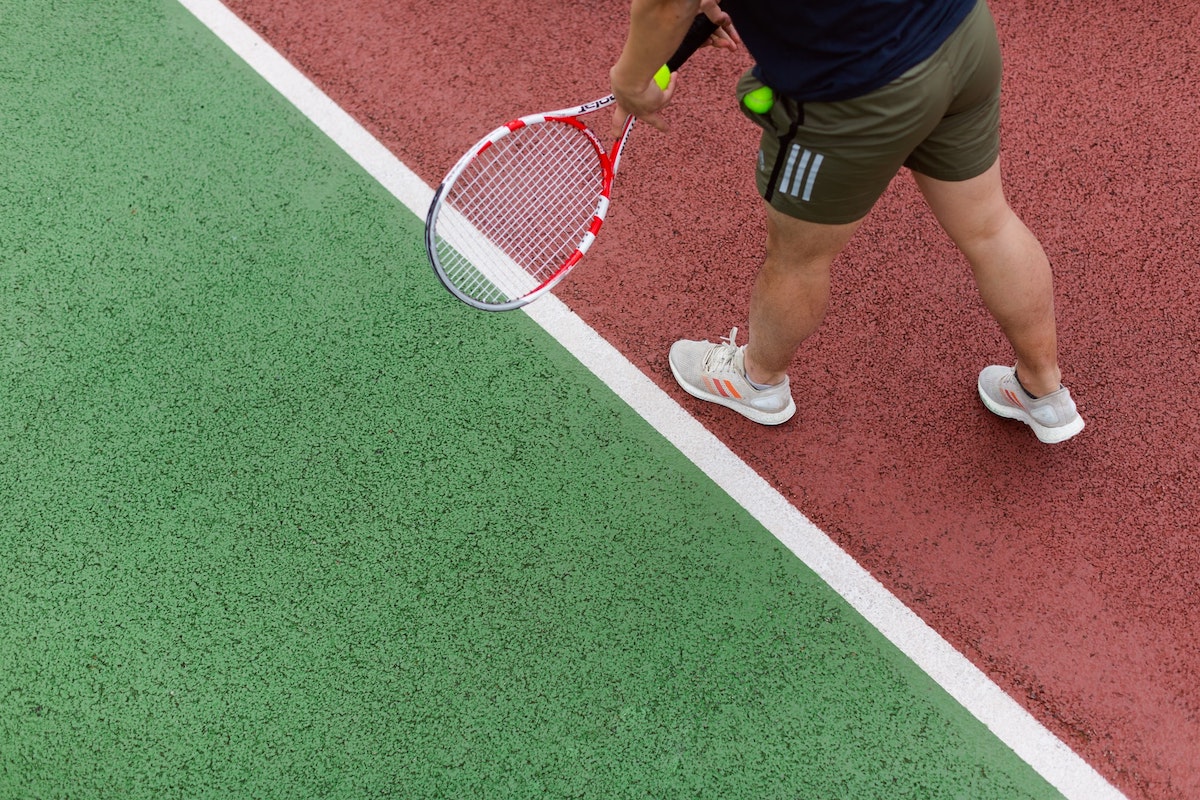 テニス サーブの足は閉じるべき 開けるべき メリット デメリットを紹介 Tennis Winds